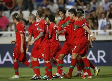 Pemain Portugal merayakan gol ketika bertanding melawan Siprus dalam kualifikasi EURO 2012 di Stadiun GSP, Nicosia, Siprus.