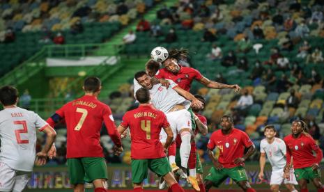 Pemain Portugal Ruben Semedo (tengah kanan) berduel bola atas dengan pemain Spanyol Mikel Merino (tengah kiri) dalam laga persahabatan di Stadion Alvalade, Lisbon, Portugal, Kamis (8/10) dini hari WIB