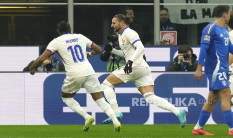 Pemain Prancis Adrien Rabiot (tengah) merayakan gol pembuka timnya ke gawang Italia dalam pertandingan UEFA Nations League di Stadion San Siro di Milan, Italia, Senin (18/11/2024) dini hari WIB.