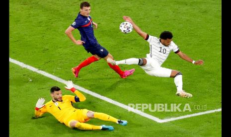  Pemain belakang Prancis Benjamin Pavard (tengah) dan penjaga gawang Hugo Lloris mengadang bola dari pemain Jerman Serge Gnabry (kanan) dalam laga Grup F Euro 2020 pada Rabu (16/6) di Allianz Arena, Muenchen, Jerman, Rabu (16/6) dini hari WIB. 