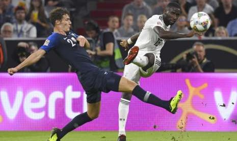 Pemain Prancis Benjamin Pavard (kiri) saat berebut bola dengan Antonio Ruediger dari Jerman saat pertandingan UEFA Nations League di Muenchen, Jerman, Kamis (6/9).