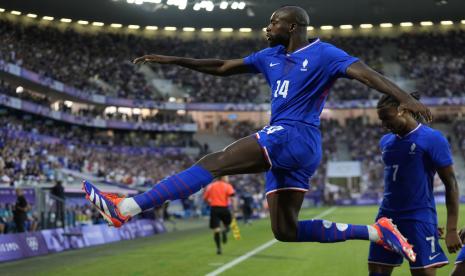 Pemain Prancis Jean-Philippe Mateta merayakan golnya dalam pertandingan perempat final sepak bola antara Prancis dan Argentina di Stadion Bordeaux, selama Olimpiade Musim Panas 2024, Sabtu, 3 Agustus 2024 dini hari WIB, di Bordeaux, Prancis.