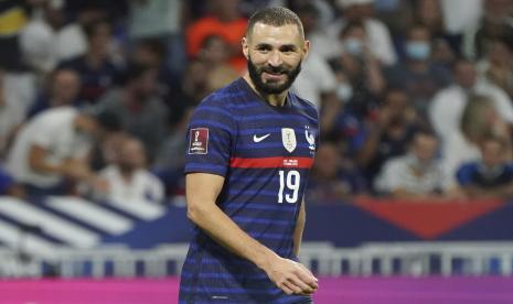 Pemain Prancis Karim Benzema tersenyum selama pertandingan sepak bola kualifikasi grup D Piala Dunia 2022 antara Prancis dan Finlandia di Stadion Decines di Lyon, Prancis, Selasa 7 September 2021.