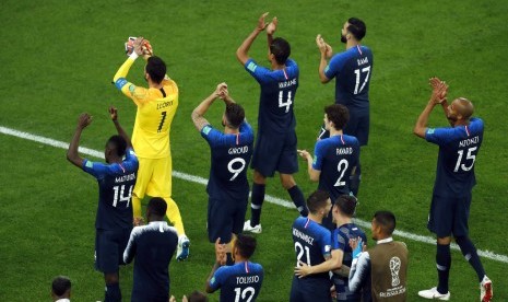 Pemain Prancis merayakan kemenangan atas Belgia dalam laga semifinal Piala Dunia di Saint Petersburg, Selasa (10/7) waktu setempat,