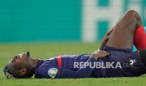 Pemain Prancis Paul Pogba tampak kesakitan.