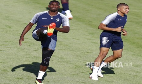 Pemain Prancis Paul Pogba dan Kylian Mbappe pelatihan resmi menjelang babak 16 melawan Argentina di Centralny Stadium pada Piala Dunia Sepak Bola 2018 di Kazan, Rusia, Jumat, 29 Juni 2018