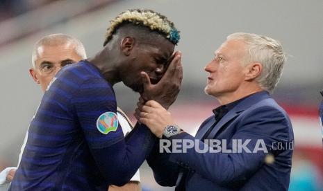 Pemain Prancis Paul Pogba, kiri, berbicara kepada manajer Prancis Didier Deschamps pada pertandingan babak 16 besar Piala Eropa 2020 antara Prancis dan Swiss di stadion National Arena di Bucharest, Rumania, Selasa (29/6) dini hari WIB.