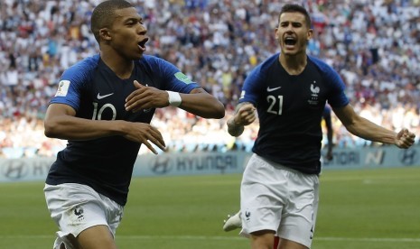 Pemain Prancus Kylian Mbappe (kiri) meluapkan kegembiraan bersama rekannya Lucas Hernandez di pertandingan menghadapi Argentina di Kazan Arena, di Kazan, Rusia, Sabtu (30/6). 