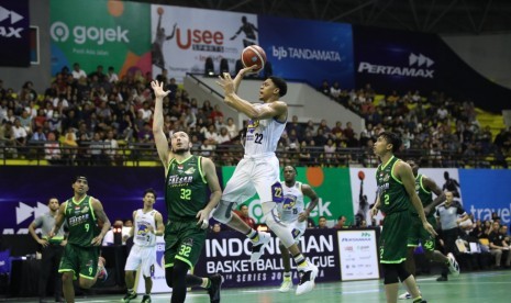 Pemain Prawira Bandung William Tinsley yang mencoba mencetak poin saat menghadapi Bima Perkasa Jogja pada Seri IV IBL di GOR Among Rogo, Yogyakarta, Sabtu (8/2).