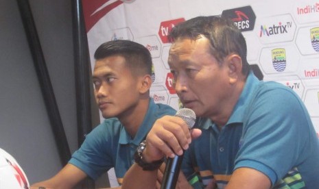 Pelatih Persik Kediri Joko Susilo (kanan).