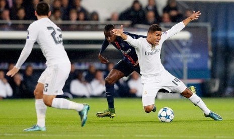 Pemain PSG, Blaise Matuidi berebut bola dengan para pemain Real Madrid. PSG hanya mampu bermain imbang 0-0 dalam laga lanjutan Liga Champions, Kamis (22/10) dini hari WIB.