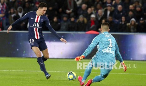   Pemain PSG Julian Draxler menendang bola ke arah penjaga gawang Lyon Anthony Lopes (kanan)  pada lanjutan pekan ke-24 Ligue 1 di Stadion Parc des Princes, Paris (9/2). 