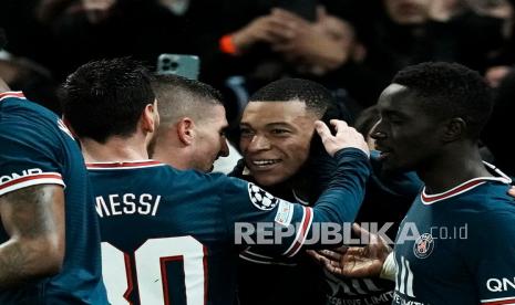 Pemain PSG Kylian Mbappe (kedua kanan) merayakan dengan rekan setimnya setelah mencetak gol pembuka timnya saat pertandingan sepak bola leg pertama babak 16 besar Liga Champions antara Paris Saint Germain dan Real Madrid di stadion Parc des Princes, di Paris, Prancis,Rabu (16/2/2022) dini hari WIB .