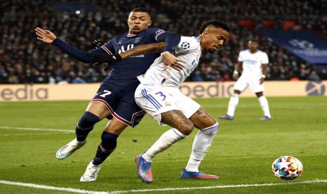 Pemain PSG Kylian Mbappe (kiri) berebut bola dengan pemain Madrid Eder Militao (kanan) pada pada babak 16 besar Liga Champions 2021/2022, yang berlangsung di Stadion Parc des Princes, Rabu (16/2/2022) dini hari WIB 