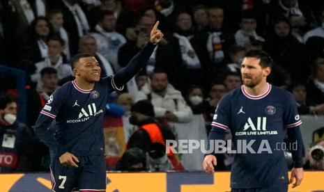 Pemain PSG Kylian Mbappe (kiri) dan Lionel Messi.