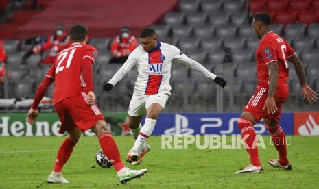 Pemain PSG Kylian Mbappe (tengah) mencetak gol ketiga timnya pada pertandingan sepak bola perempat final Liga Champions antara Bayern Munchen dan Paris Saint Germain di Munchen, Jerman, Kamis (8/4) dini hari WIB. 