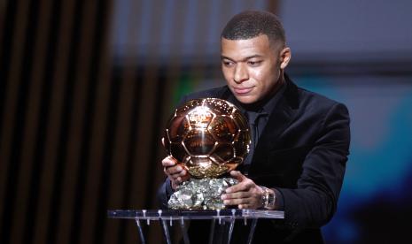 Pemain PSG Kylian Mbappe dikabarkan menolak tawaran Real Madrid.