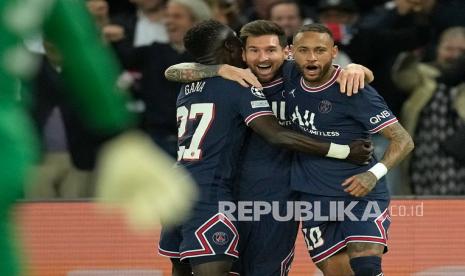 Pertemua pertama, PSG menang. Pemain PSG Lionel Messi (tengah) merayakan setelah mencetak gol kedua timnya pada pertandingan sepak bola Grup A Liga Champions antara Paris Saint-Germain dan Manchester City di Parc des Princes di Paris, Rabu (29/9) di hari WIB.