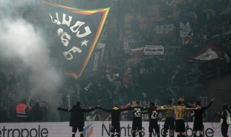 Pemain PSG merayakan kemenangan di depan pendukungnya. PSG Menang atas Nantes 2-1.