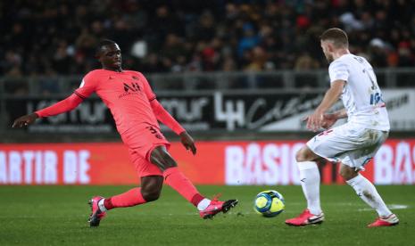 Eks pemain PSG Tanguy Kouassi (kiri) dikontrak Bayern Munchen dengan durasi empat tahun.