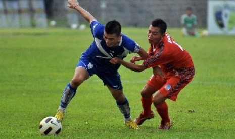 Pemain PSIS Semarang Imral Usman (kiri) berupaya melepaskan diri dari kawalan pemain Persitema Temanggung Eko Purnomo (kanan), pada pertandingan lanjutan sepak bola Divisi Utama Liga Indonesia di Stadion Jatidiri Semarang, Jateng