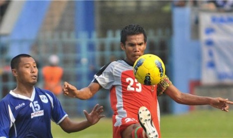 Pemain PSIS Semarang, Iswandi Da'i (kiri), membayangi pemain Bontang FC, Satria Ferry, dalam laga Piala Indonesia musim lalu. 