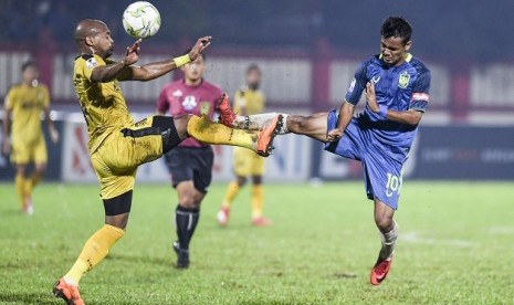 Pemain PSIS Semarang Komarudin (kanan) berebut bola dengan bek Bhayangkara FC Anderson Salles.