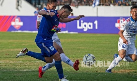 Pemain PSIS Semarang Silvio Escobar Benitez (kiri depan) berebut bola dengan pemain Persib Bandung Saepuloh Maulana pada pertandingan lanjutan Liga 1 di Stadion Moch. Soebroto, Magelang, Jawa Tengah, Ahad (21/7/2019). 