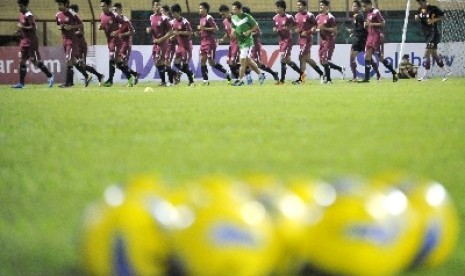 Pemain PSM Makassar melakukan pemanasan saat uji coba lapangan di Stadion Andi Mattalatta Makassar, Sulsel.