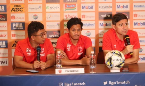 Pemain PSM Makassar Rizky Pellu (kiri) dan pelatih PSM Makassar Darije Kalezic di Graha Persib, Jalan Sulanjana, Kota Bandung, Sabtu (21/12). 