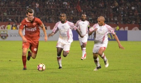 Pemain PSM Makassar Willen Jan Pluim (kiri) berusaha melewati sejumlah pesepak bola Persipura Jayapura pada laga Gojek Traveloka Liga 1 di Stadion Andi Mattalatta, Makassar, Sulawesi Selatan, Sabtu (3/6). Pada laga tersebut PSM Makassar menang saat menjamu Persipura Jayapura 5-1. 