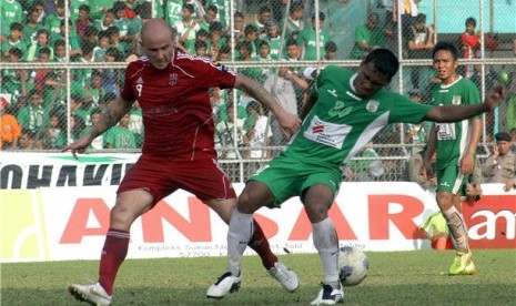 Pemain PSMS Medan, Novri Handriawan (kanan), berusaha melewati pesepakbola Deltras Sidoarjo, Sean Daniel Rooney, pada pertandingan Indonesia Super Liga (ISL) di Stadion Teladan, Medan, Kamis (19/4). 