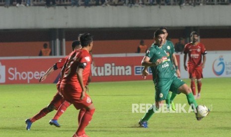 Pemain PSS Brian Ferreira mencoba melewati pemain Semen Padang pada pertandingan Liga 1 di Stadion Maguwoharjo, Sleman, DIY, Sabtu (25/5/2019). PSS ditahan imbang Semen Padang dengan skor 1-1.