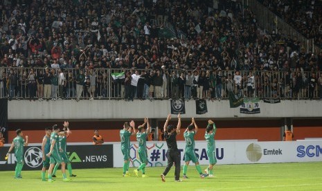 Pemain PSS mendatangi suporter usai bertanding dengan Arema pada pertandingan perdana Liga 1 di Stadion Maguwoharjo, Sleman, DIY, Rabu (15/5/2019). PSS berhasil menang atas Arema dengan skor 3-1.