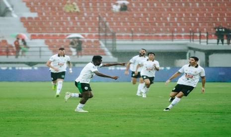 Pemain PSS Sleman, Ricky Cawor, melakukan selebrasi usai menjebol gawang tuan rumah Bali United pada laga pembuka Liga 1 2022/2023 di Stadion Kapten I Wayan Dipta, Gianyar, Bali, Sabtu (1/7/2023).