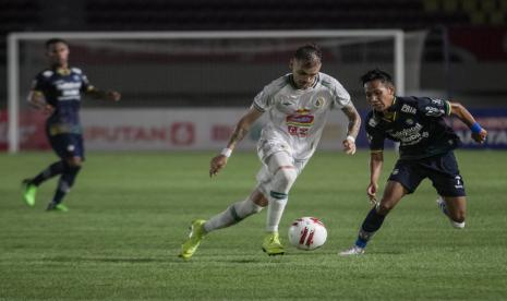 Pemain PSS Sleman Velez Nicolas Leandro (kiri) berusaha melewati hadangan pemain Persib Bandung Beckham Putra (kanan) pada Pertandingan Semifinal Leg ke-2 Piala Menpora di Stadion Manahan, Solo, Jawa Tengah, Senin (19/4/2021).