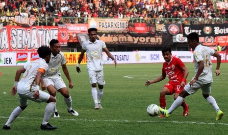 Pemain PSS Sleman Wahyu Sukarta (kanan).