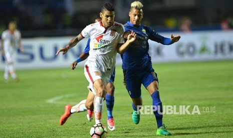 Pemain Pusamania Borneo FC, Matheus  Lopes (kiri) berebut bola dengan pemain Persib Bandung, Raphael Maitimo  dalam laga Liga GojekTraveloka di Stadion GBLA, Bandung, Sabtu (20/5).