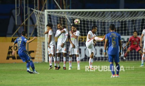 Pemain Pusamania Borneo FC mengadang tendangan bebas winger Persib Sohei Matsunaga dalam laga Liga GojekTraveloka di Stadion GBLA, Bandung, Sabtu (20/5).