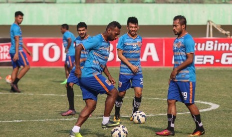 Striker Pusamania Borneo FC, Patrich Wanggai (tengah) berlatih bersama tim di Stadion Manahan, Solo, Jawa Tengah, belum lama ini. Pada Ahad (5/3), PBFC akan melawan Persib Bandung pada leg kedua babak semifinal Piala Presiden 2017..