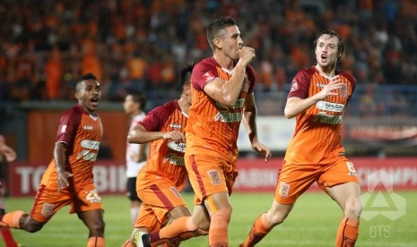 Pemain Pusamania Bornoe FC Pedro Javier (kedua kanan) merayakan golnya ke gawang Persija.