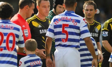 Pemain Queens Park Rangers, Anton Ferdinand menolak jabatan tangan John Terry setelah menjadi korban perkataan rasis kapten Chelsea itu.