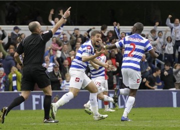 Pemain Queens Park Rangers, Samba Diakite (kanan), merayakan golnya bersama Adel Taarabt (tengah) saat menghadapi Arsenal di laga Liga Primer Inggris di Stadion Loftus Road, London, Sabtu (31/3).