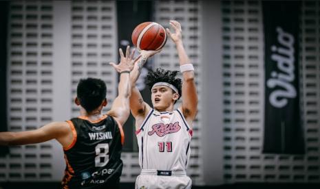 Pemain Rans PIK Basketball Althof Satrio melepaskan tembakan tiga poin penentu kemenangan timnya atas Bumi Borneo Pontianak di Seri 4 IBL 2023. 