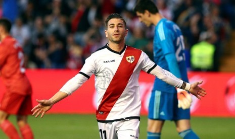 Pemain Rayo Vallecano Adrian Embarba merayakan gol ke gawang Real Madrid, Senin (29/4) dini hari.