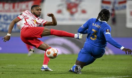 Pemain RB Leipzig, Christopher Nkunku (kiri) berebut bola dengan pemain Rangers Calvin Bassey (kanan) pada pertandingan leg pertama semifinal Liga Europa di Jerman, Jumat (29/4/2022) dini hari WIB.