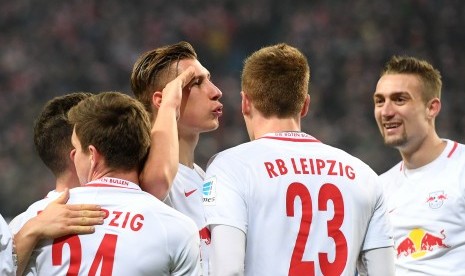 Pemain RB Leipzig merayakan gol Willi Orban (tengah) ke gawang Hertha Berlin pada laga Bundesliga, Sabtu (17/12).