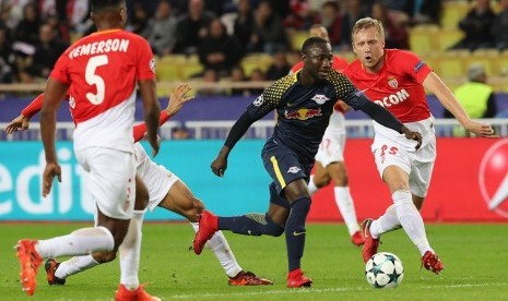 Pemain RB Leipzig Naby Keita (tengah) menerobos pertahanan AS Monaco dalam pertandingan Liga Champions di Monaco, Rabu (22/11) dini hari WIB. Monaco kalah 1-4 dan tersingkir dari LIga Champions.