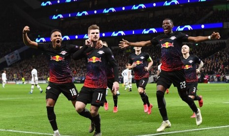 Pemain RB Leipzig Timo Werner (tengah)merayakan gol penaltinya ke gawang Tottenham Hotspur.