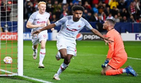 Pemain RB Salzburg Karim Adeyemi merayakan gol usai menggetarkan gawang Lille di ajang Liga Champions Grup G di Salzburg, Austria.  